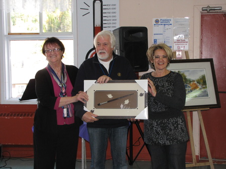 La passation du pouvoir avec la remise du pinceau pour Le président de l'an prochain pour le symposium Villages en couleurs, monsieur Paul Giroux(maintenant décédé)